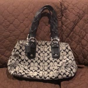 Like New Coach bag in Classic Colors and Design